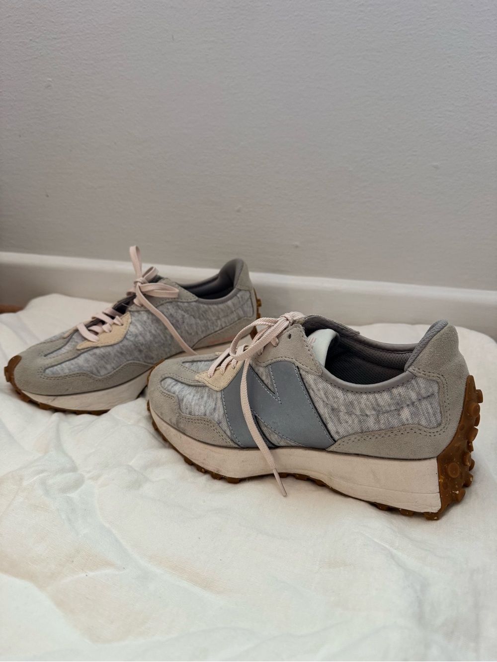 New Balance 327 Sneakers in Light Gray and Pale Pink - Picture 4 of 9